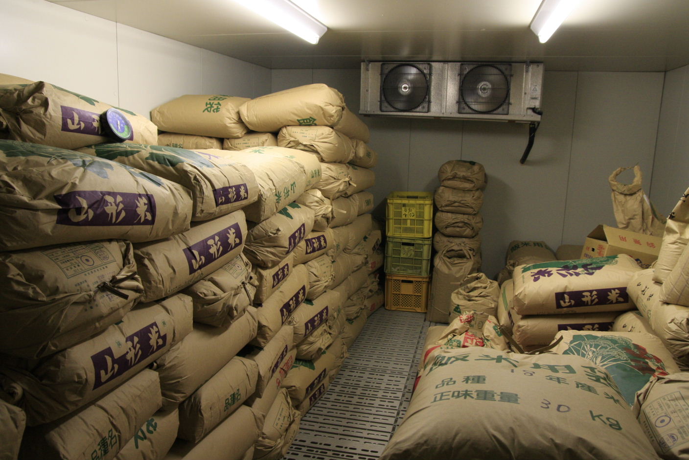 低温倉庫でお米の品質を維持しながら、熟成させます