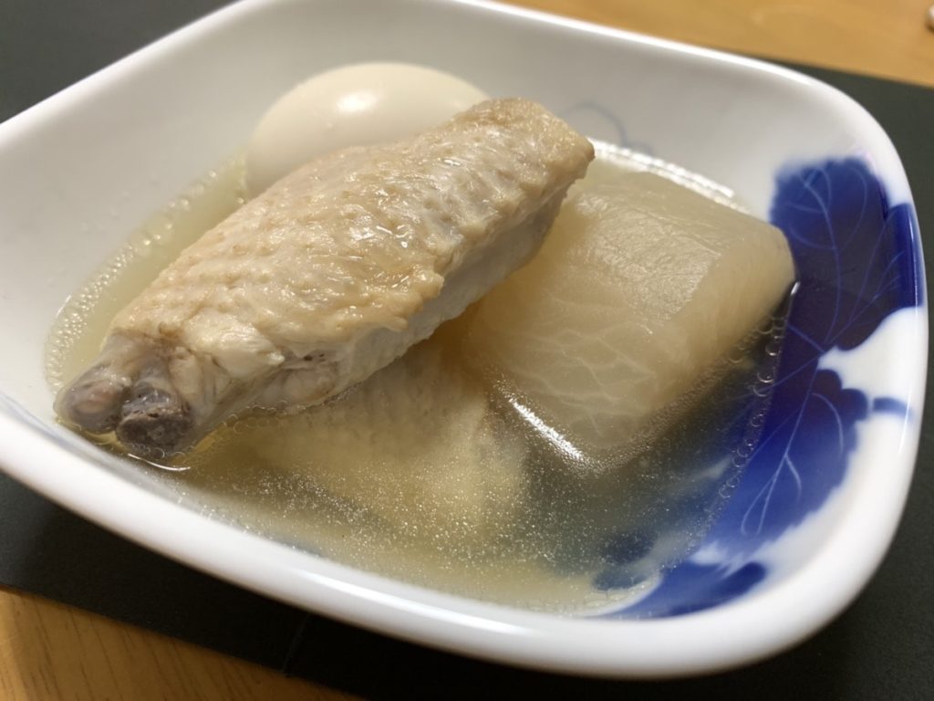 手羽と大根と玉子を鶏ガラスープでじっくり煮込んだ一品。 ご飯とアッサリしたスープの相性が気になります。